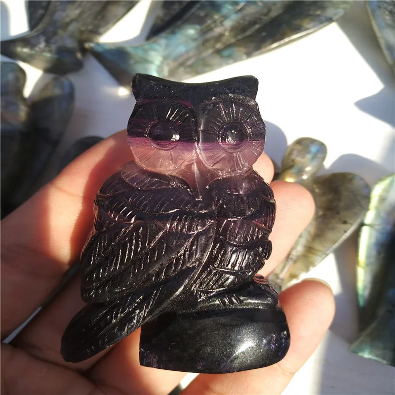 

2inch The owl, carved in natural colored fluorite, is beautifully decorated