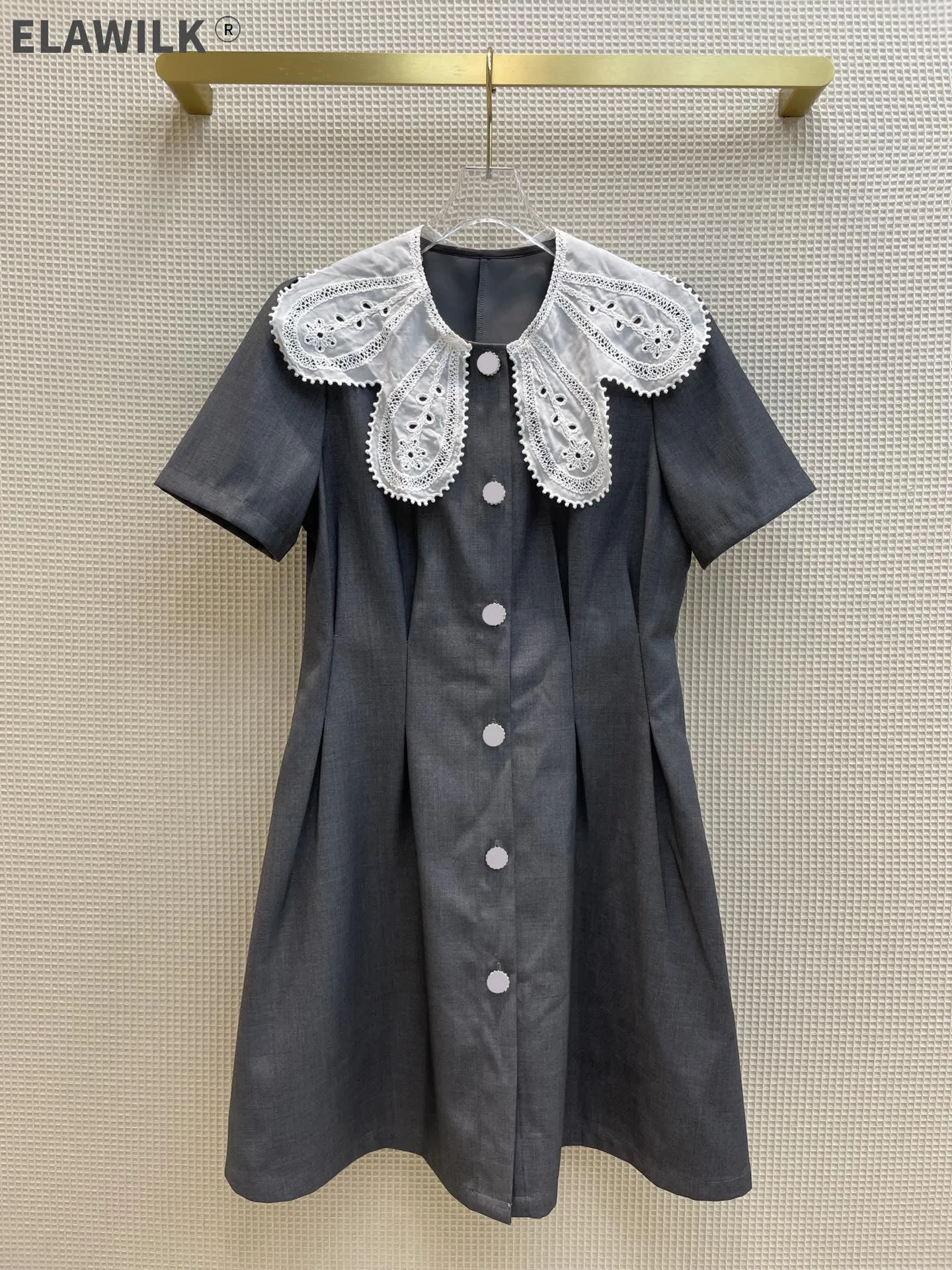 Retro Embroidery Lapel Dress for Women Autumn New 2021 Luxury Brand Single Breasted Pleated Waist Slim Dress Short Sleeve Dress
Retro Embroidery Lapel Dress for Women Autumn New 2021 Luxury Brand Single Breasted Pleated Waist Slim Dress Short Sleeve Dress