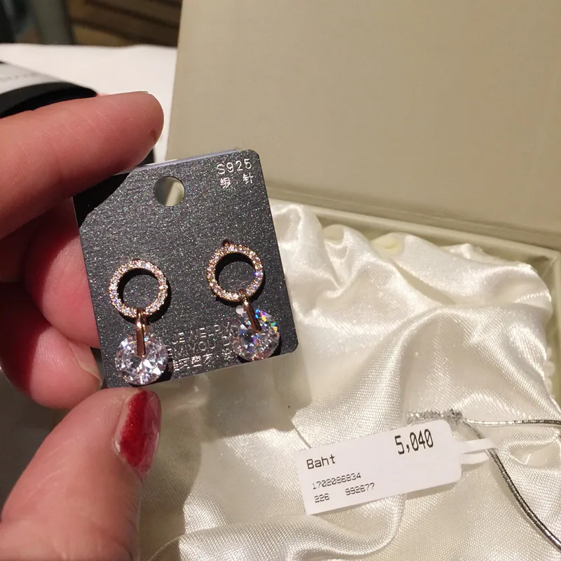 Korean Version of Unique Design Luxury Cubic Zirconia Women Drop Earrings for Women Shining Crystal Earrings Fashion Jewelry 
Korean Version of Unique Design Luxury Cubic Zirconia Women Drop Earrings for Women Shining Crystal Earrings Fashion Jewelry