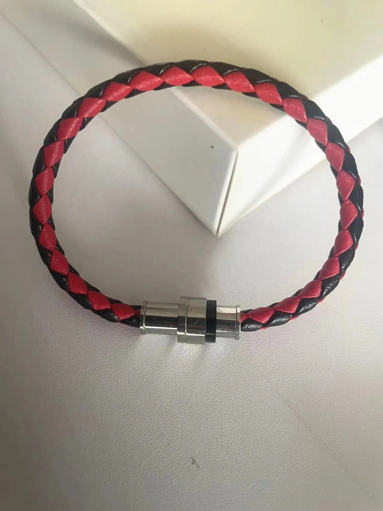 Трендовый подарок ручной работы, ювелирные изделия, много цветов на выбор для лопатки, магнитная застежка, кожаный немецкий браслет для муж...
Трендовый подарок ручной работы, ювелирные изделия, много цветов на выбор для лопатки, магнитная застежка, кожаный немецкий браслет для муж...