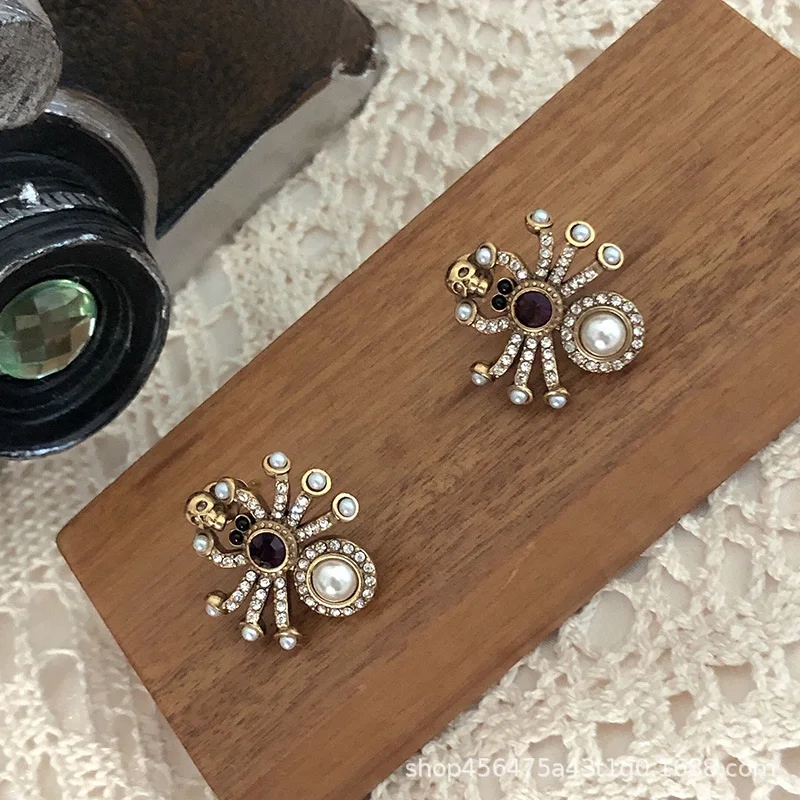 Pearl rhinestone skull spider stud earrings gothic vintage insect stud earrings luxury designer jewelry christmas gift
Pearl rhinestone skull spider stud earrings gothic vintage insect stud earrings luxury designer jewelry christmas gift