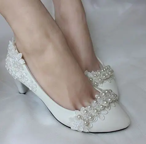 

Женская обувь на среднем каблуке 5 см с белым кружевом, жемчужины цвета слоновой кости, Свадебная обувь для невесты женские туфли-лодочки об...