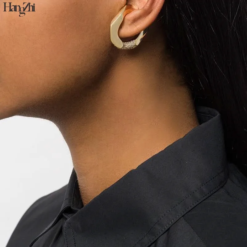 European and American Fashion Niche Metal Curved Surface Irregular Cut shape U-shaped Zircon Inlaid Non-pierced Ear Bone Clip
European and American Fashion Niche Metal Curved Surface Irregular Cut shape U-shaped Zircon Inlaid Non-pierced Ear Bone Clip
