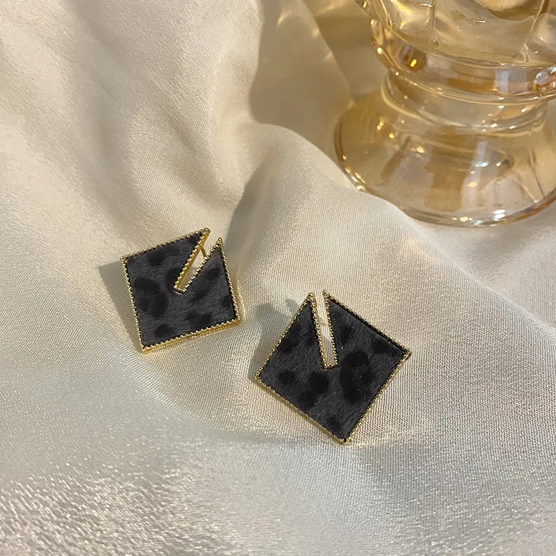 2021 French New Leopard Print Square Earrings Female Temperament Hong Kong Style Retro Earring For Women Wedding Party Jewelry
2021 French New Leopard Print Square Earrings Female Temperament Hong Kong Style Retro Earring For Women Wedding Party Jewelry