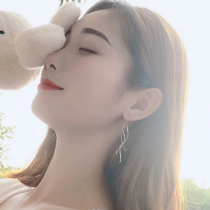 MEYRROYU 925 Sterling Silver Korean Couple Long Tassel Earrings Fashion Elegant Party Accessories Ladies Jewelry Accessories
MEYRROYU 925 Sterling Silver Korean Couple Long Tassel Earrings Fashion Elegant Party Accessories Ladies Jewelry Accessories