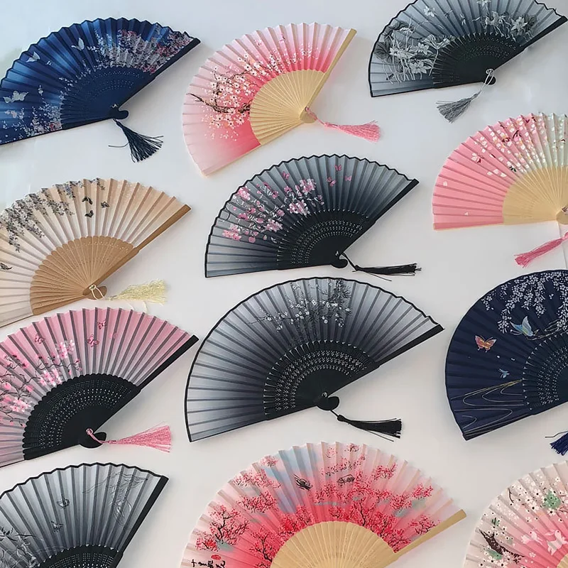 Vintage Style Silk Folding Fan Chinese Japanese Pattern Art Craft Gift Home Decoration Ornaments Dance Hand Fan Decorative Fans
Vintage Style Silk Folding Fan Chinese Japanese Pattern Art Craft Gift Home Decoration Ornaments Dance Hand Fan Decorative Fans