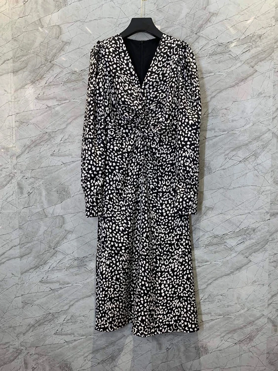 2021 new women fashion V-neck black bottom leopard print dotted long-sleeved twist skirt dress 092
2021 new women fashion V-neck black bottom leopard print dotted long-sleeved twist skirt dress 092