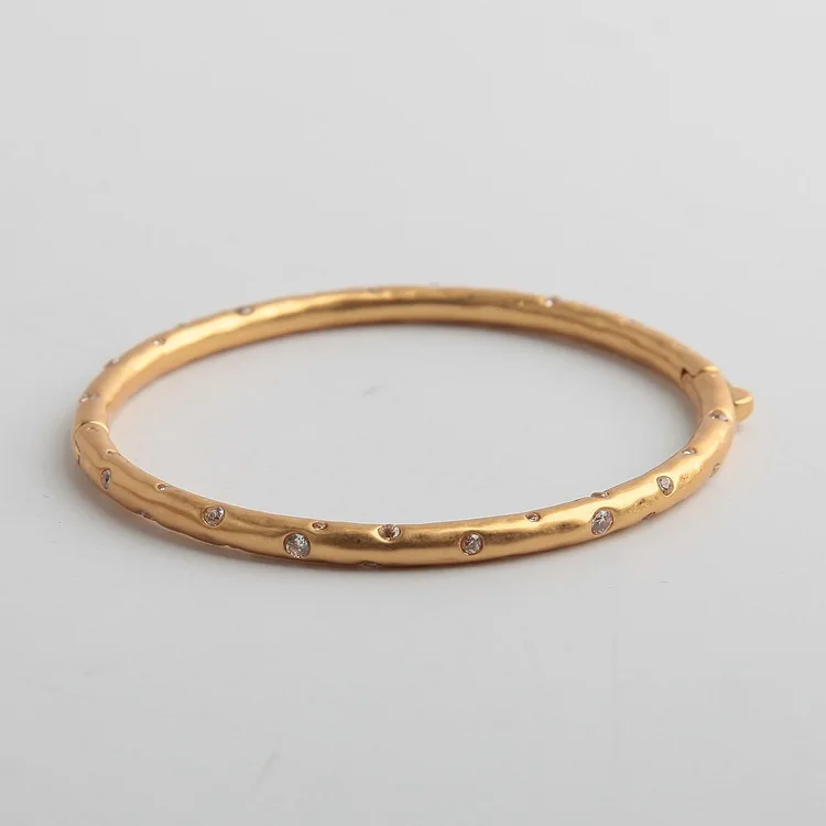 American Style Embedded with Sparkling Zircon Fine Styles Can Open Bracelets in Two Colors
American Style Embedded with Sparkling Zircon Fine Styles Can Open Bracelets in Two Colors