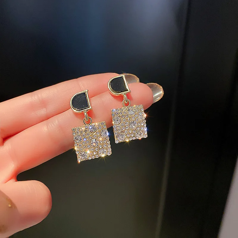 Luxury Korean Fashion Letter D Crystal Earrings For Women Golden Color Squera Delicate Dangle Earrings Brand Jewelry Gift 2021
Luxury Korean Fashion Letter D Crystal Earrings For Women Golden Color Squera Delicate Dangle Earrings Brand Jewelry Gift 2021