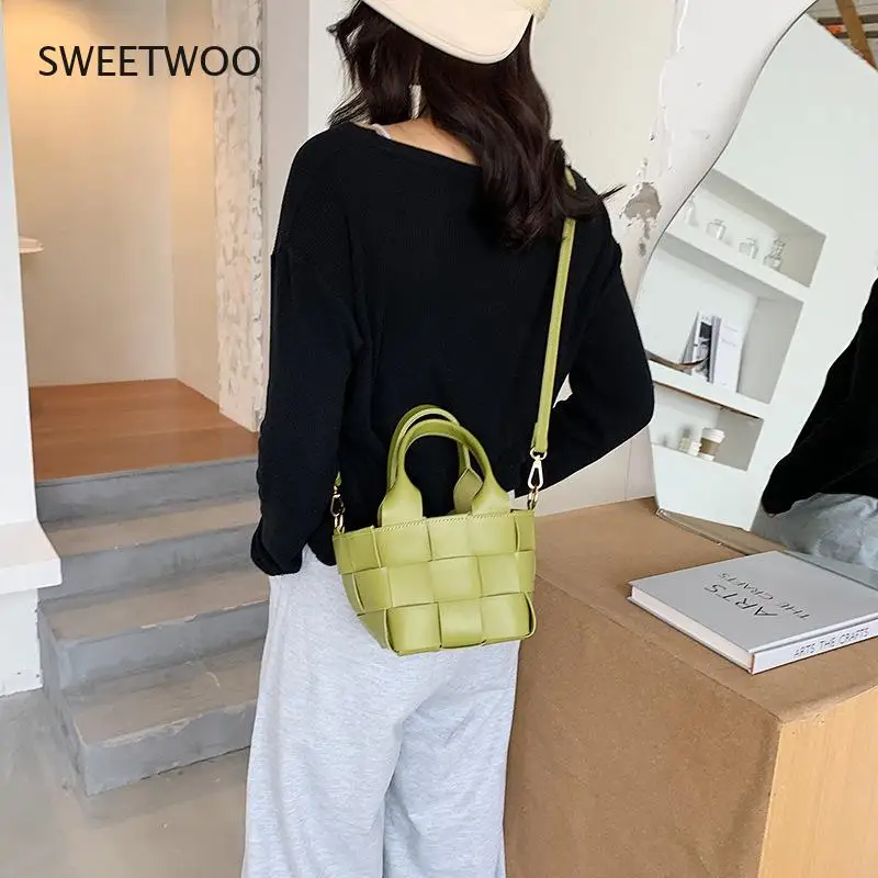 Basket Woven Drawstring Bucket Bag Handbagsfor Women 2020 Summer New Casual Beach Handbag Female Shoulder Travel Bags Small Tote
Basket Woven Drawstring Bucket Bag Handbagsfor Women 2020 Summer New Casual Beach Handbag Female Shoulder Travel Bags Small Tote
