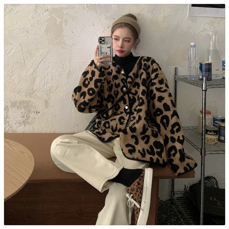 Winter Womens Loose V-Neck Single Breasted Jacket Autumn and Korean Retro Leopard Print Long-Sleeved Lamb Wool Coat
Winter Womens Loose V-Neck Single Breasted Jacket Autumn and Korean Retro Leopard Print Long-Sleeved Lamb Wool Coat