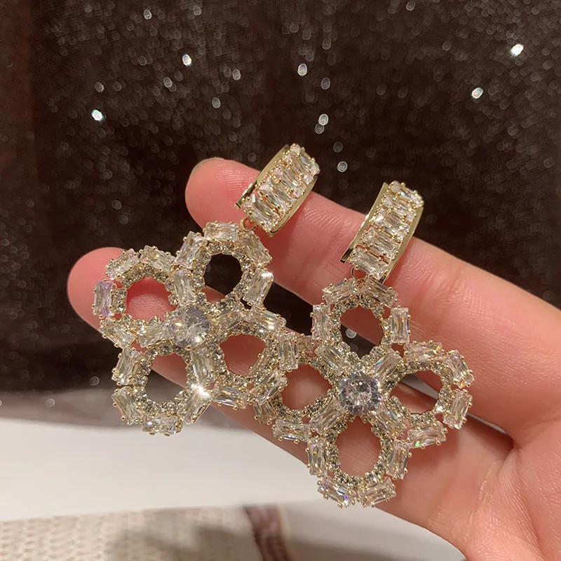 Hollow Flower Earrings For Women Trendy Earring Couple Gift Joker Temperament European And American Earings Fashion Jewelry 2021 
Hollow Flower Earrings For Women Trendy Earring Couple Gift Joker Temperament European And American Earings Fashion Jewelry 2021