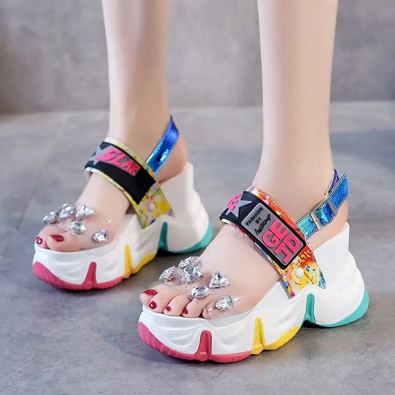 2021 Summer Women Sandals Fashion Diamond Wedge Sandal Rhinestone High Heels Ankle Strap Slippers Chunky Platform Shoes Woman
2021 Summer Women Sandals Fashion Diamond Wedge Sandal Rhinestone High Heels Ankle Strap Slippers Chunky Platform Shoes Woman