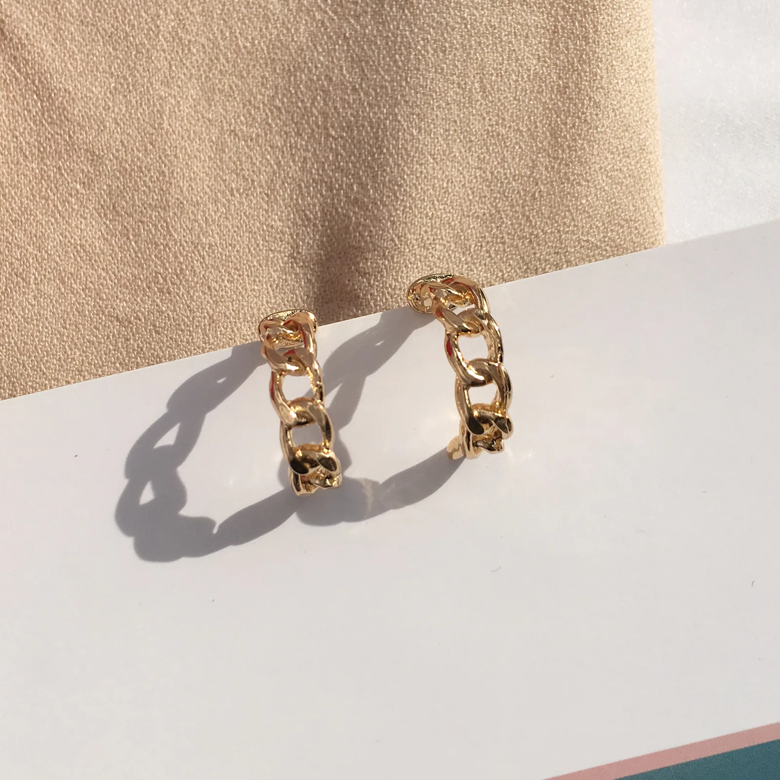 Exquisite Gold Plated Cuban Chain Earrings C Shape Metal Chain Women's Earrings Punk Style Fashion Earrings Hip Hop Jewelry
Exquisite Gold Plated Cuban Chain Earrings C Shape Metal Chain Women's Earrings Punk Style Fashion Earrings Hip Hop Jewelry