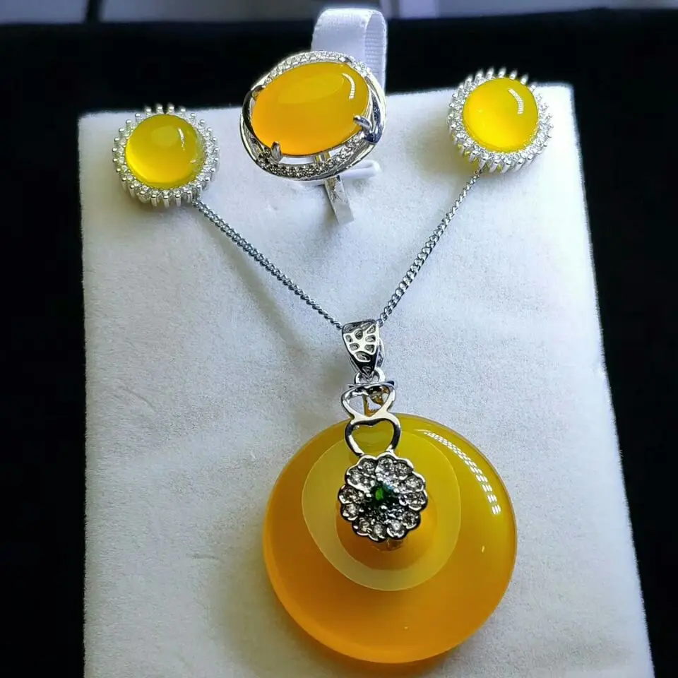 Набор колец и серег из серебра пробы, с инкрустацией халцедоном
Набор колец и серег из серебра пробы, с инкрустацией халцедоном