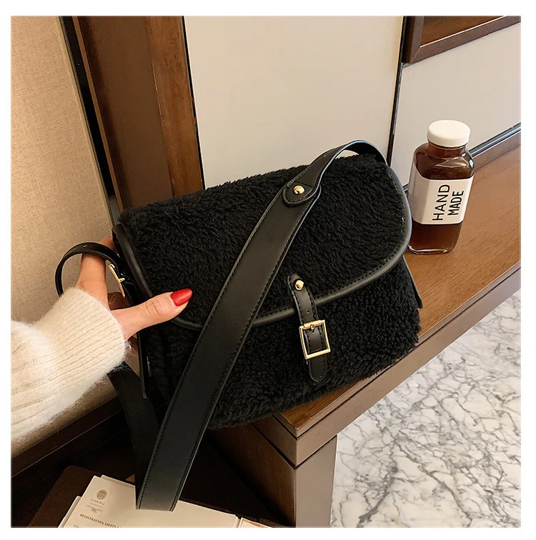Weave Shoulder Saddle Underarm Bag New High Quality Plush Women Designer Handbag Casual Shoulder Messenger Bag
Weave Shoulder Saddle Underarm Bag New High Quality Plush Women Designer Handbag Casual Shoulder Messenger Bag