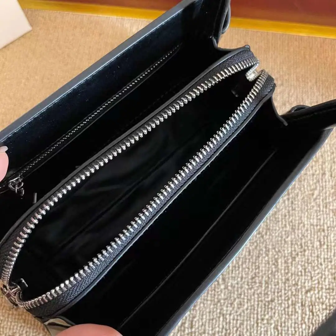 Ladies black leather handbag fashion elegant simple totes shopping travel portable duffle bag
Ladies black leather handbag fashion elegant simple totes shopping travel portable duffle bag