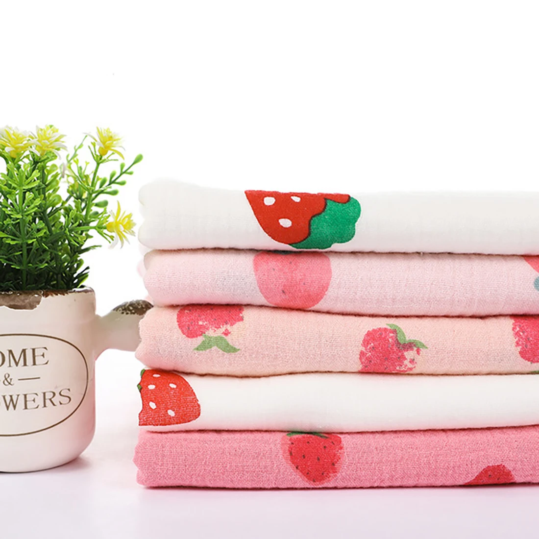 100cmX135cm Hight Quality New Crepe 100% Cotton Double Gauze Printed Strawberry Fabric for Sewing Dress Quilt By The Meter
100cmX135cm Hight Quality New Crepe 100% Cotton Double Gauze Printed Strawberry Fabric for Sewing Dress Quilt By The Meter
