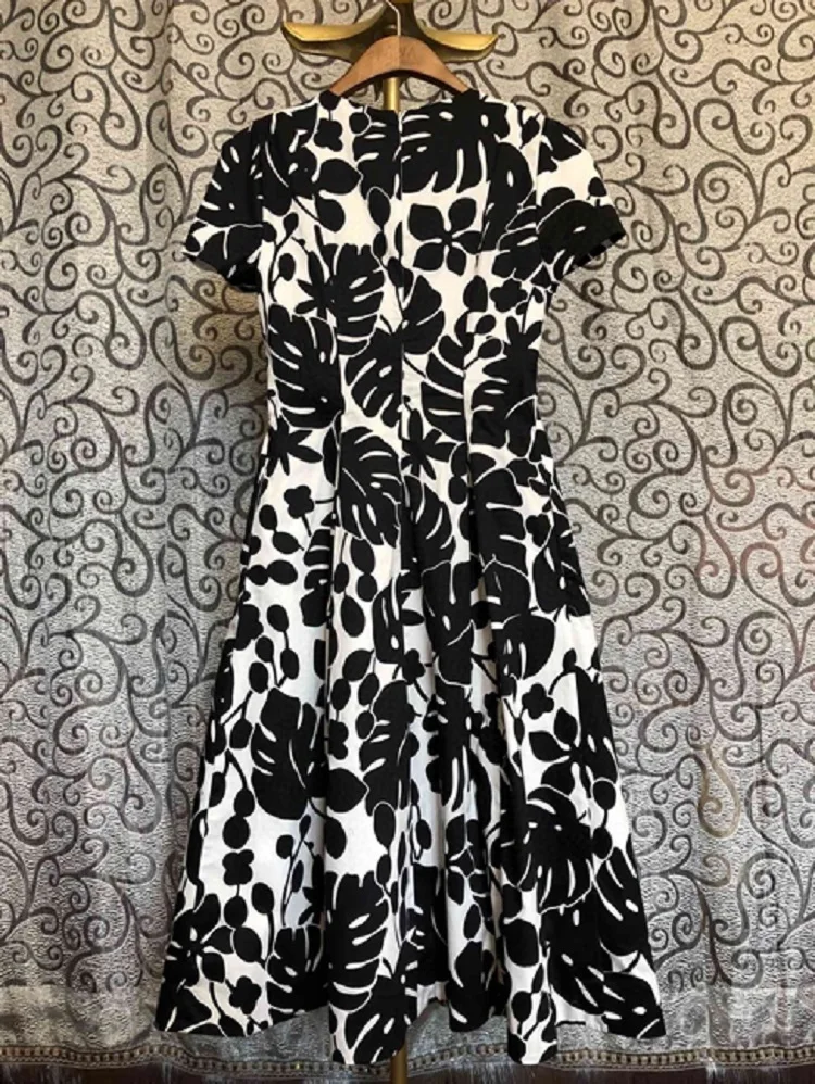 100%Cotton Dress 2020 Spring Summer Style Women V-Neck Black White Color Block Floral Print Short Sleeve Mid-Calf A-Line Dress 
100%Cotton Dress 2020 Spring Summer Style Women V-Neck Black White Color Block Floral Print Short Sleeve Mid-Calf A-Line Dress