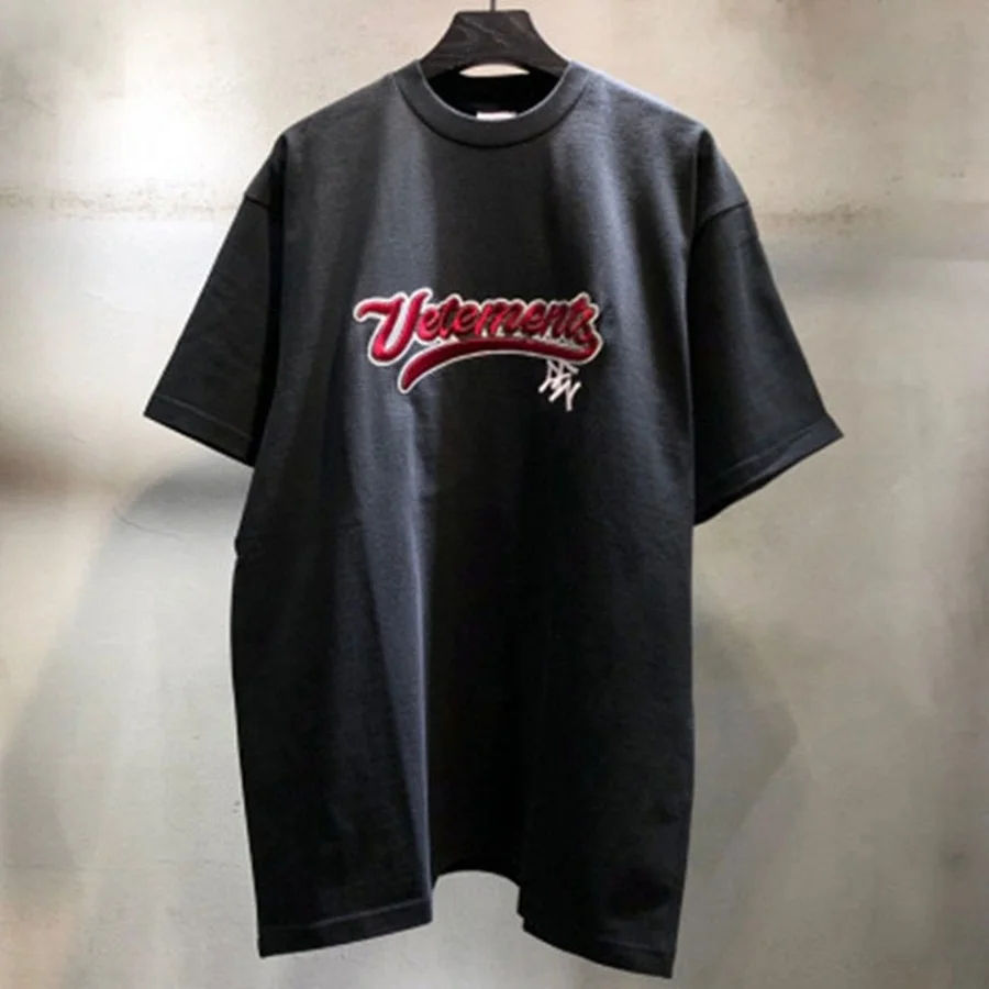 Embroidered Logo Vetements Tee Men Women Slightly Oversize Vetements T-shirts High Quality Tonal Mark VTM Tops
Embroidered Logo Vetements Tee Men Women Slightly Oversize Vetements T-shirts High Quality Tonal Mark VTM Tops