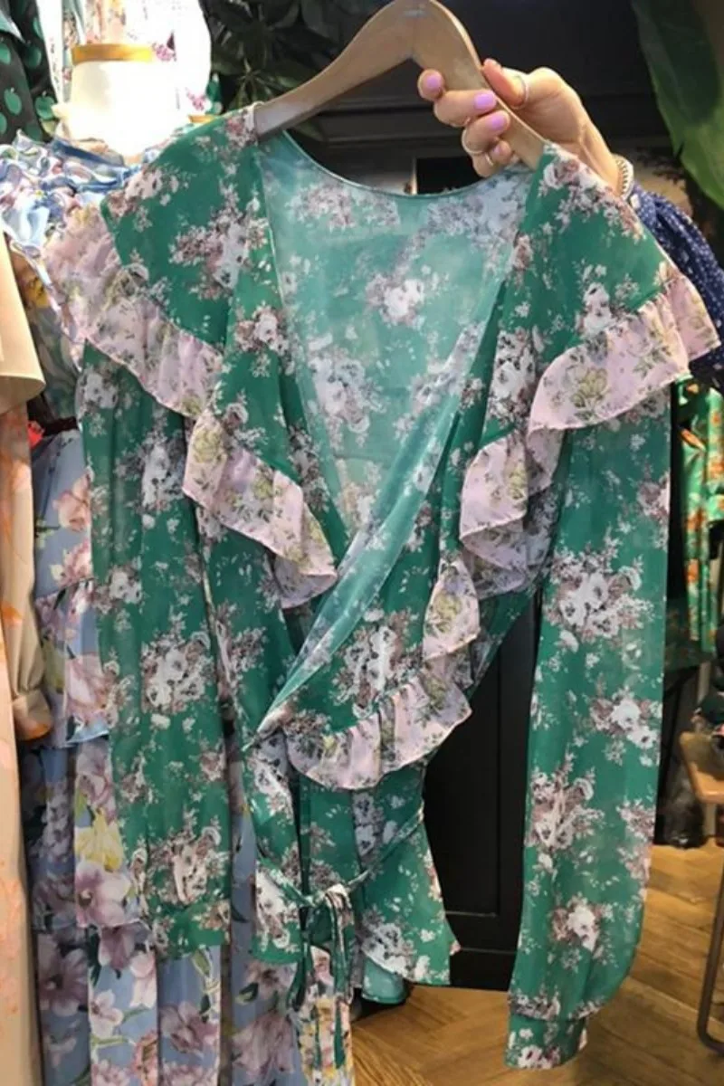 2021 Summer New All Match Floral Print Retro Turn Down Collar Ruffles Shirts Women Tops
2021 Summer New All Match Floral Print Retro Turn Down Collar Ruffles Shirts Women Tops