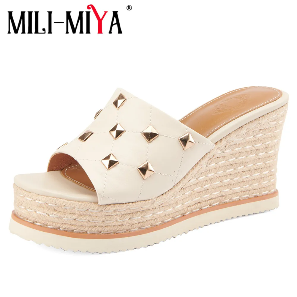 MILI-MIYA Women Thick Bottom Wedge Sandals Customized Rivet Fashion Platform Runway Slippers Sewing Checkered Sexy Party Shoes
MILI-MIYA Women Thick Bottom Wedge Sandals Customized Rivet Fashion Platform Runway Slippers Sewing Checkered Sexy Party Shoes