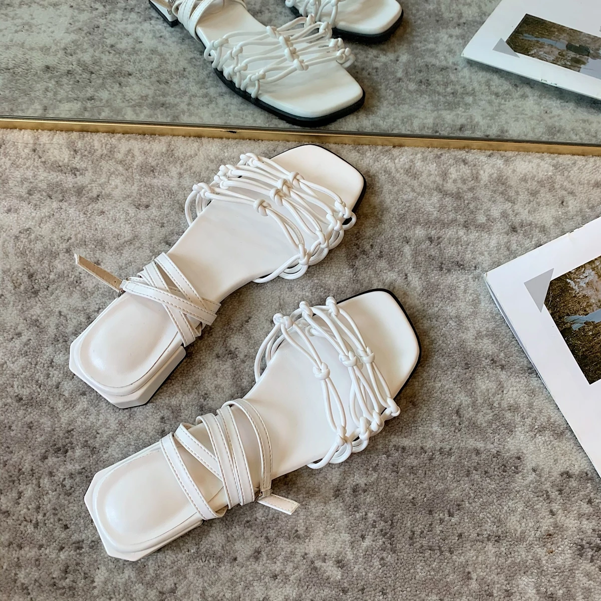 2021 New Women Sandals Open Toe Narrow Band Cross Ankle Strap Thick Mid Heels Black/Brown/White Fashion Casual Sandals Girl Shoe
2021 New Women Sandals Open Toe Narrow Band Cross Ankle Strap Thick Mid Heels Black/Brown/White Fashion Casual Sandals Girl Shoe