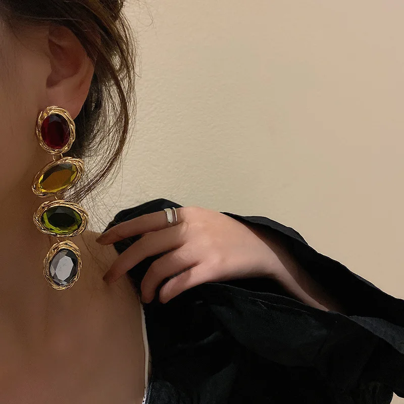 Серьги женские длинные ярких цветов, яркие темпераментные модные ретро-серьги Стразы для девушек и женщин, вечерние подарки
Серьги женские длинные ярких цветов, яркие темпераментные модные ретро-серьги Стразы для девушек и женщин, вечерние подарки