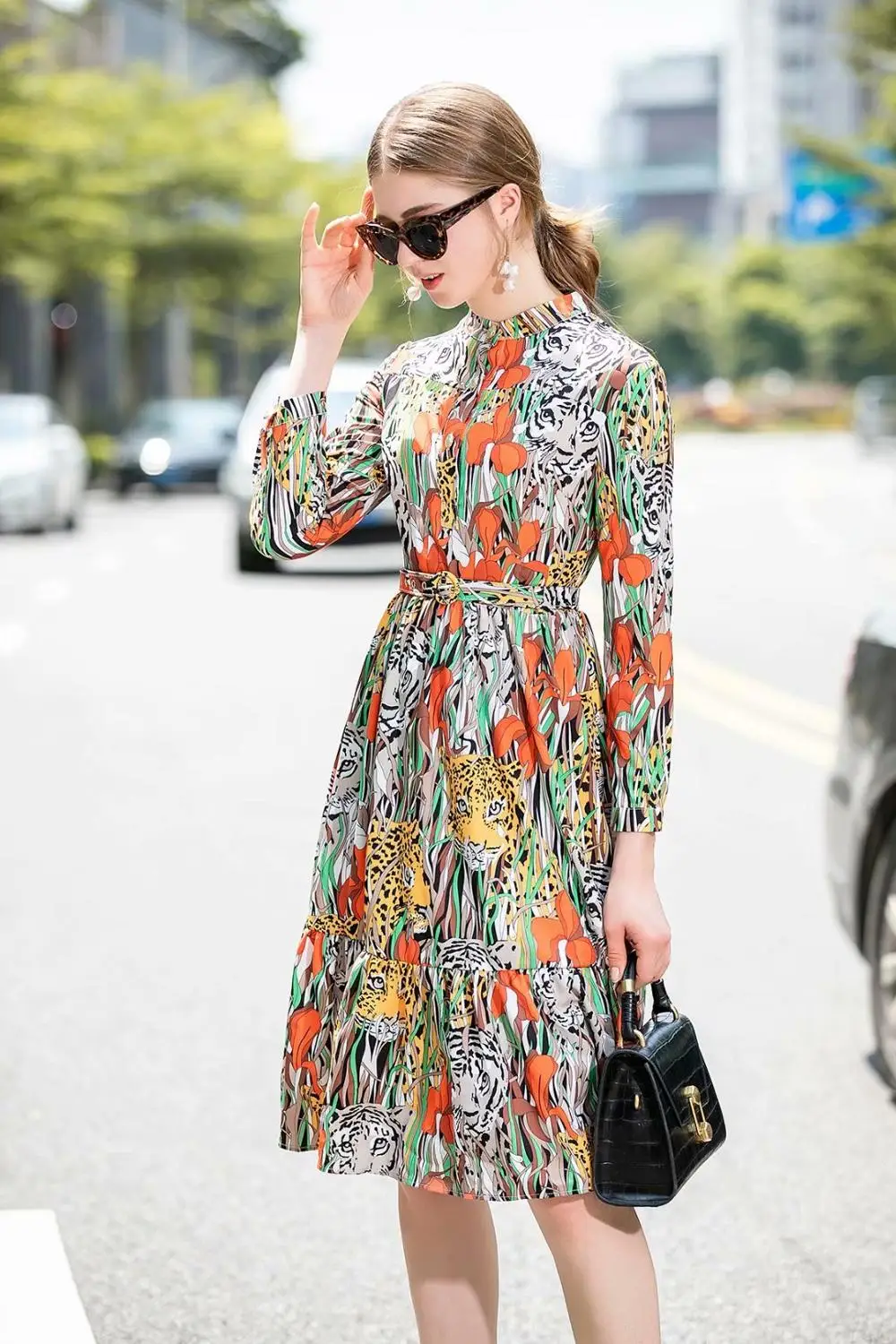 European station foreign trade women's 2019 autumn new animal flower print waist large swing long sleeve dress with belt
European station foreign trade women's 2019 autumn new animal flower print waist large swing long sleeve dress with belt