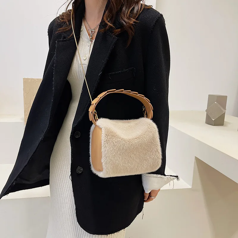 2021 Luxury Female Handbag Winter Casual Plush Pure Candy Color Stitching Women's Bag Fashionable Single Shoulder Bag Underarm
2021 Luxury Female Handbag Winter Casual Plush Pure Candy Color Stitching Women's Bag Fashionable Single Shoulder Bag Underarm