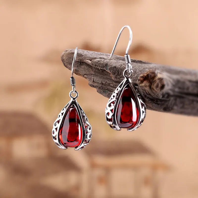 Natural garnet ruby noble earrings Thai Silver Fashion Earrings in Sterling Silver Women 's Hollow Blue Sand Earrings 
Natural garnet ruby noble earrings Thai Silver Fashion Earrings in Sterling Silver Women 's Hollow Blue Sand Earrings
