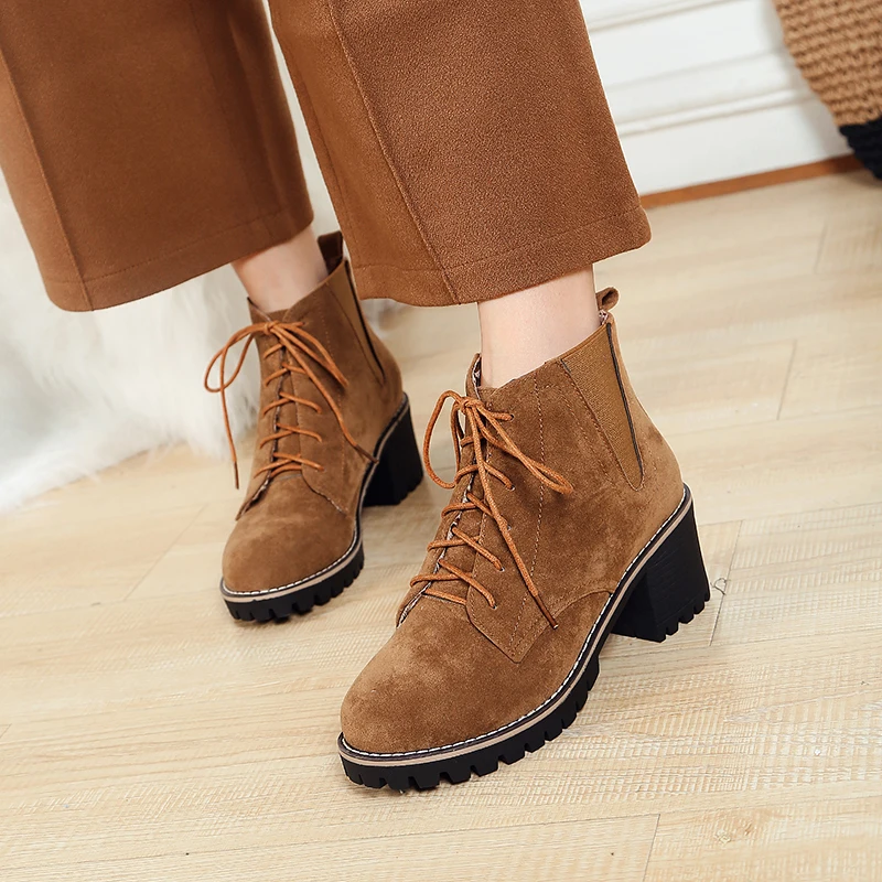 Ботильоны из матовой кожи на высоком каблуке, укороченные Универсальные ботинки на шнуровке, с бархатным каблуком, в стиле ретро
Ботильоны из матовой кожи на высоком каблуке, укороченные Универсальные ботинки на шнуровке, с бархатным каблуком, в стиле ретро