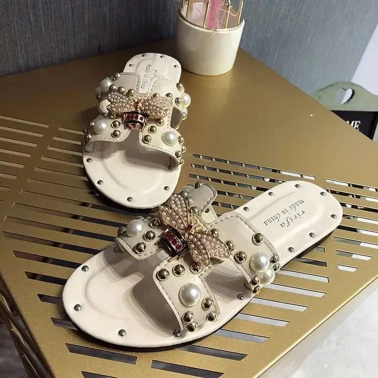 2021 Women Slipper Pearl Rivet Bee Flats Summer Female Luxury Slippers Lady Beach Flip Flops Woman Slippers femmes sandales
2021 Women Slipper Pearl Rivet Bee Flats Summer Female Luxury Slippers Lady Beach Flip Flops Woman Slippers femmes sandales