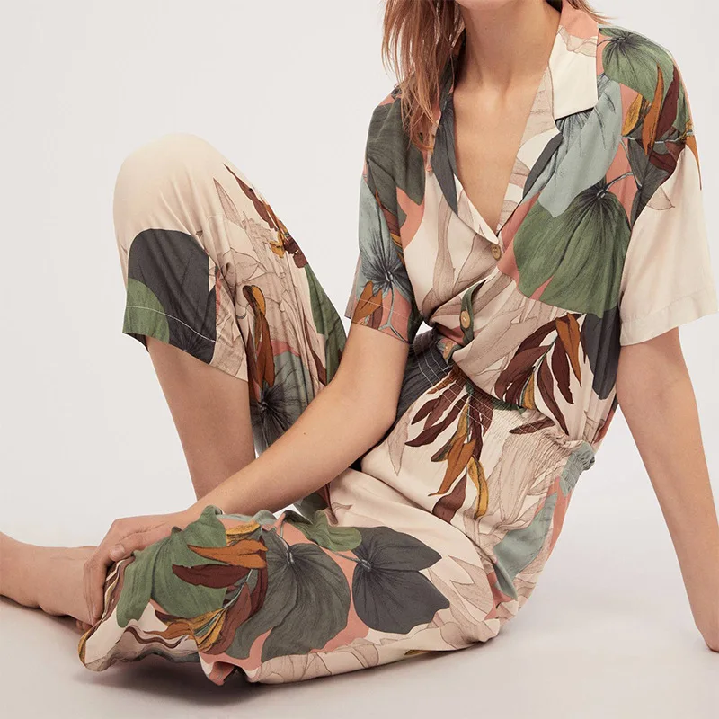 Pajamas Women's Short-sleeved Cropped Trousers Pajamas Set with Leaves Printing Lapel Casual Large Size Loose Style Home Clothes
Pajamas Women's Short-sleeved Cropped Trousers Pajamas Set with Leaves Printing Lapel Casual Large Size Loose Style Home Clothes