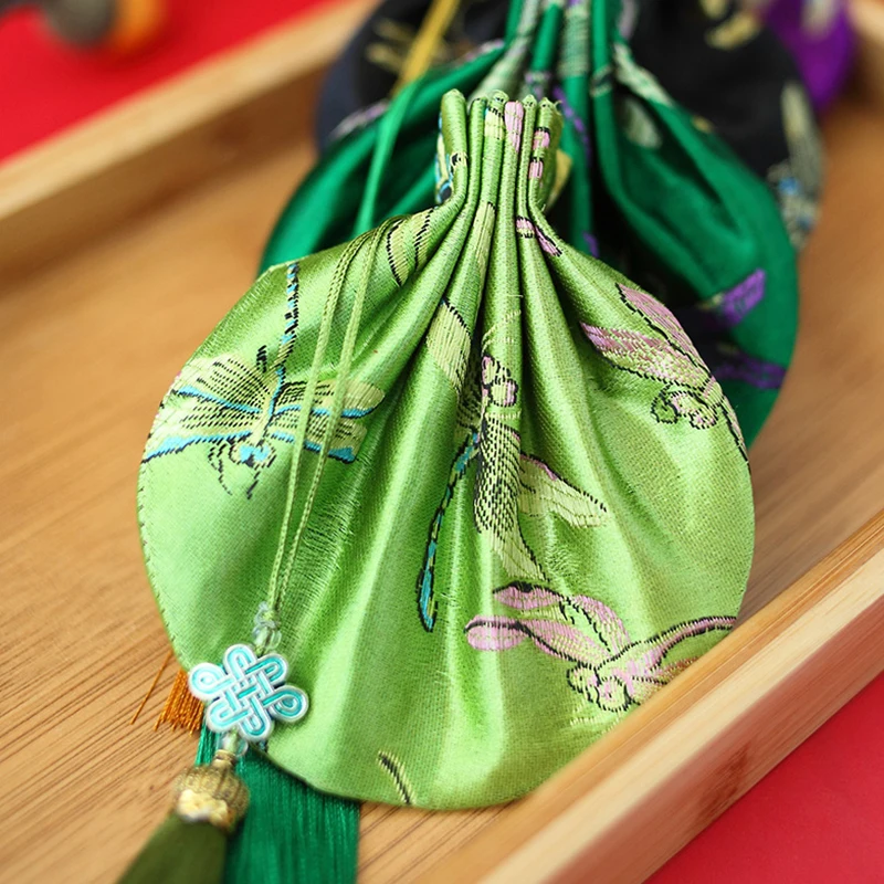 Vintage Chinese Style Silk Jewelry Storage Bag Embroidery Dragonfly Pattern Sachet Tassel Pendant Drawstring Bag Wedding Gift
Vintage Chinese Style Silk Jewelry Storage Bag Embroidery Dragonfly Pattern Sachet Tassel Pendant Drawstring Bag Wedding Gift