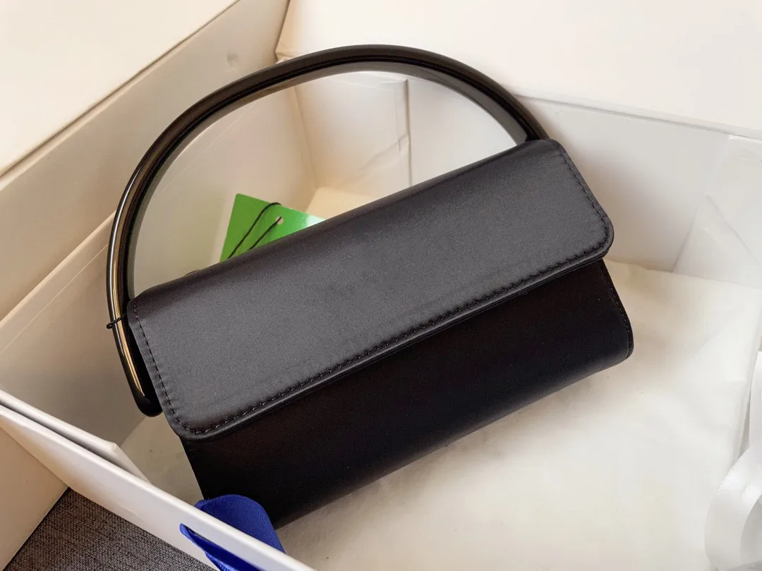 The new high-grade satin middle-aged packaging material small and exquisite female bag fashion brand shoulder bag 01008
The new high-grade satin middle-aged packaging material small and exquisite female bag fashion brand shoulder bag 01008