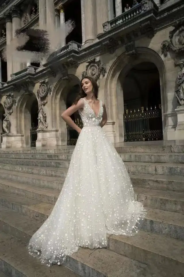 A Line Boho Wedding Dresses V Neck Backless Stars Tulle Beach Wedding Gown Princess Bridal Dress Robe De Mariee Vestido De Noiva 
A Line Boho Wedding Dresses V Neck Backless Stars Tulle Beach Wedding Gown Princess Bridal Dress Robe De Mariee Vestido De Noiva