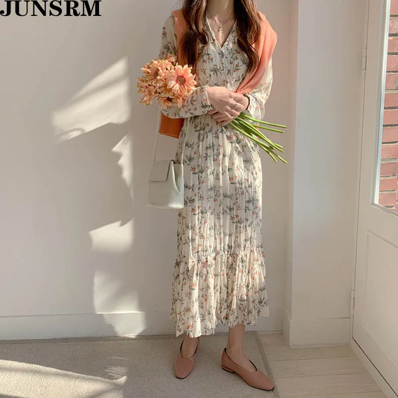 2020 Summer New Sexy V-Neck Dress Vintage Floral Print Elegant A-Line Dress Chic Korean Chiffon Long Dresses Vestidos Female
2020 Summer New Sexy V-Neck Dress Vintage Floral Print Elegant A-Line Dress Chic Korean Chiffon Long Dresses Vestidos Female
