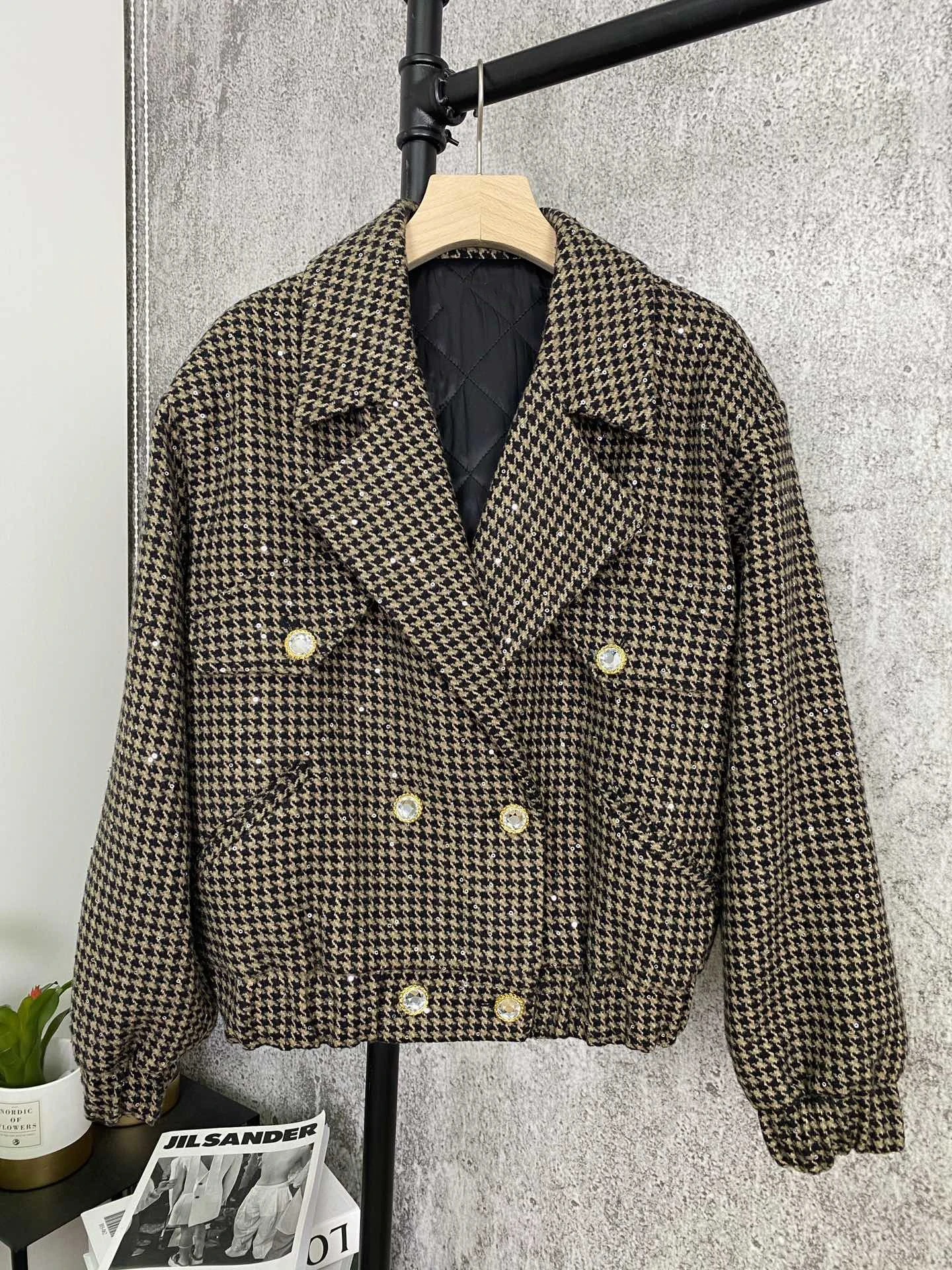 2023 New High Ladies Quality Fashion Long Sleeve Lapel Houndstooth Jacket 0928
2023 New High Ladies Quality Fashion Long Sleeve Lapel Houndstooth Jacket 0928