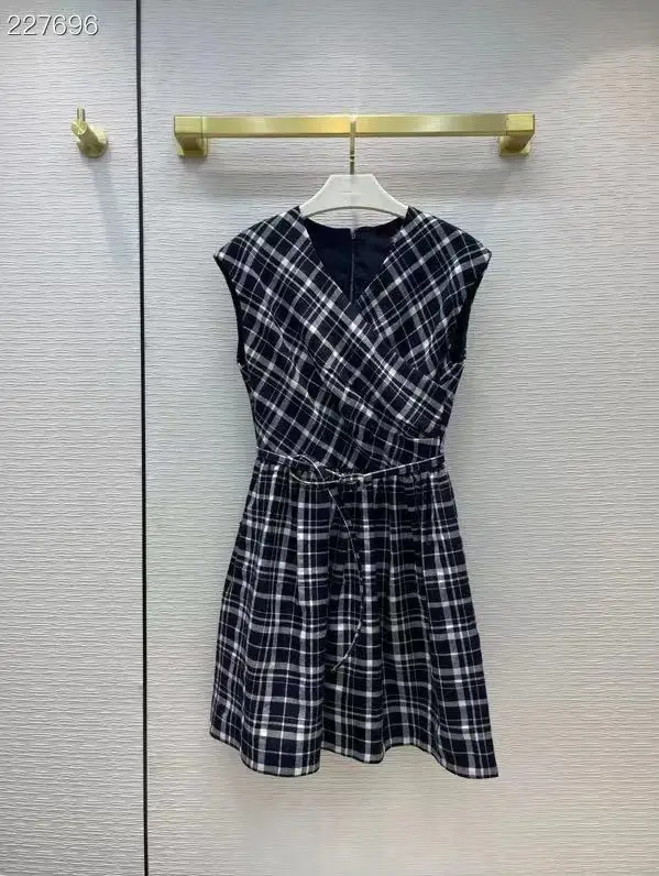 2021 New Autumn Winter Women Mini Woolen Dress V-Neck Sleeveless Sexy Plaid Print Belt Ladies Hot Sale Dresses
2021 New Autumn Winter Women Mini Woolen Dress V-Neck Sleeveless Sexy Plaid Print Belt Ladies Hot Sale Dresses