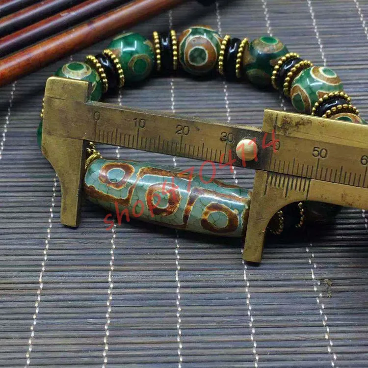 Natural tortoise pattern, three eyes agate national wind-hand string, exquisite handicraft jewelry
Natural tortoise pattern, three eyes agate national wind-hand string, exquisite handicraft jewelry