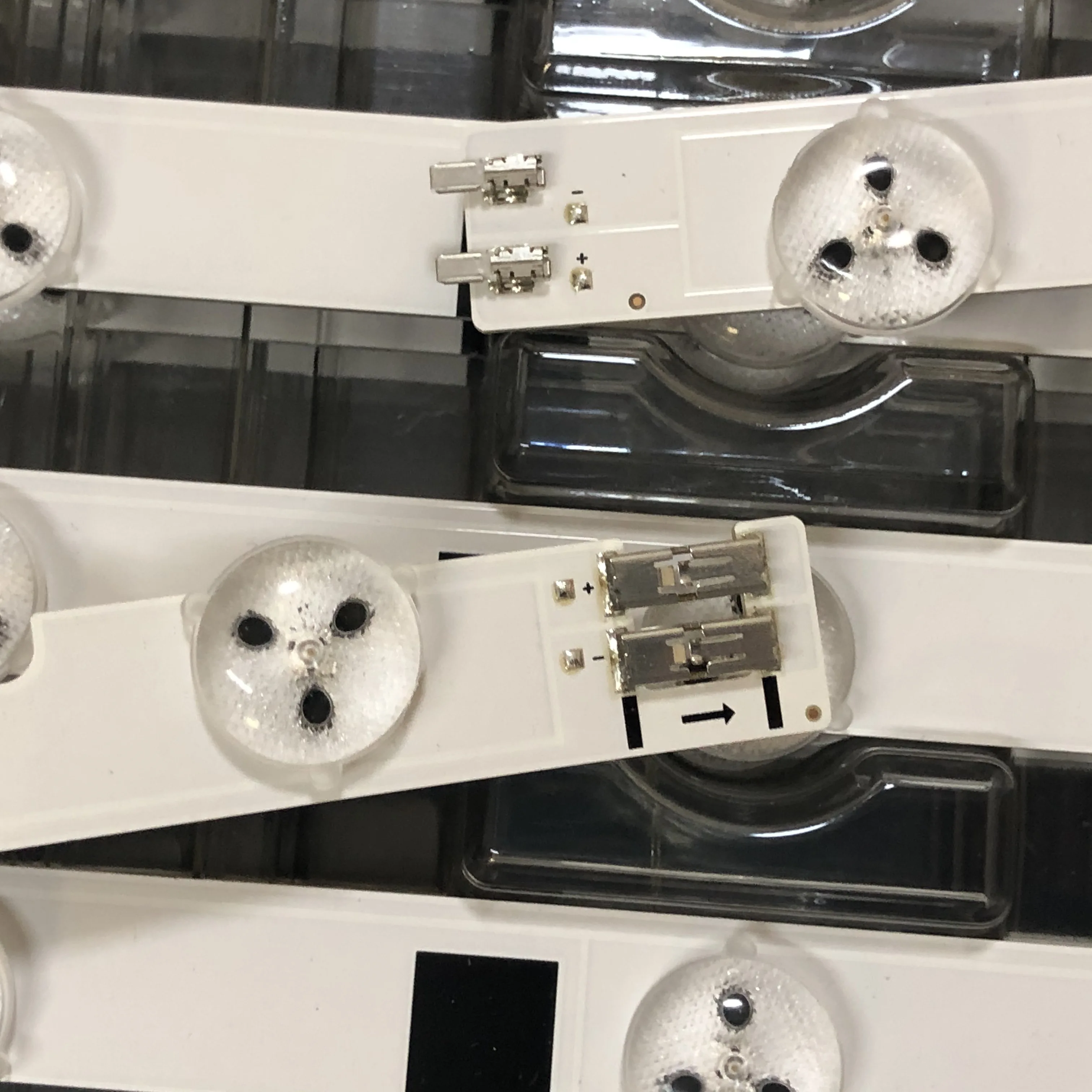 Светодиодная лента для подсветки 42-3535LED-70EA-L 42-3535LED-70EA-R D1GE-420SCA-R1 7 светодиодный S
Светодиодная лента для подсветки 42-3535LED-70EA-L 42-3535LED-70EA-R D1GE-420SCA-R1 7 светодиодный S