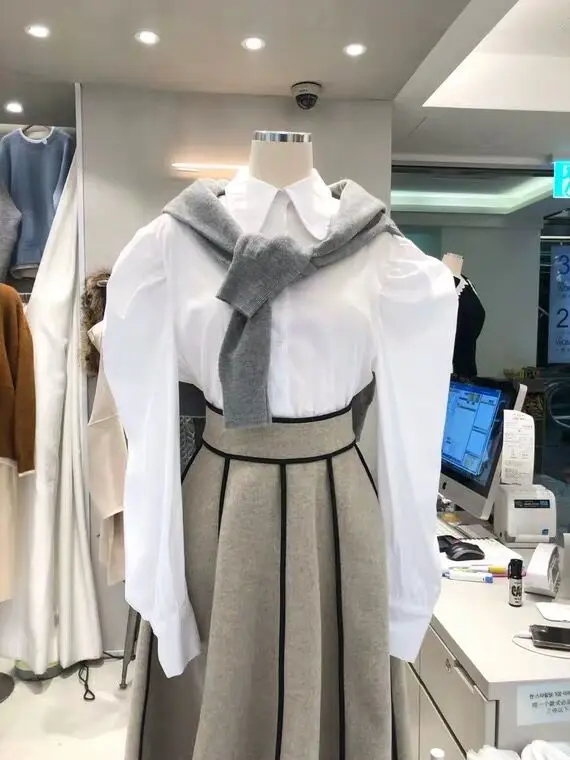South Korea Dongdaemun 2021 spring and autumn new elegant white collar bubble sleeve lapel button-down shirt
South Korea Dongdaemun 2021 spring and autumn new elegant white collar bubble sleeve lapel button-down shirt