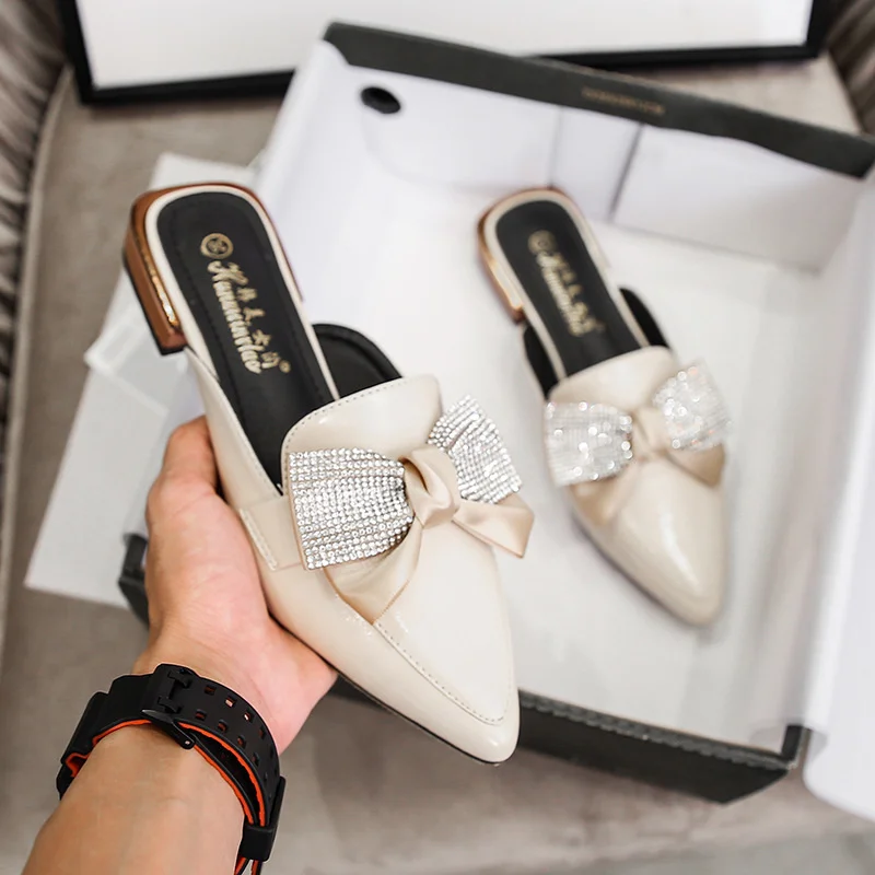 Hot Women Japanned Leather Mules Female Wood Heels Cover Toe Slides Mujer Crystal Bow-knot Slippers Big Size 34-43 Casual Shoes
Hot Women Japanned Leather Mules Female Wood Heels Cover Toe Slides Mujer Crystal Bow-knot Slippers Big Size 34-43 Casual Shoes