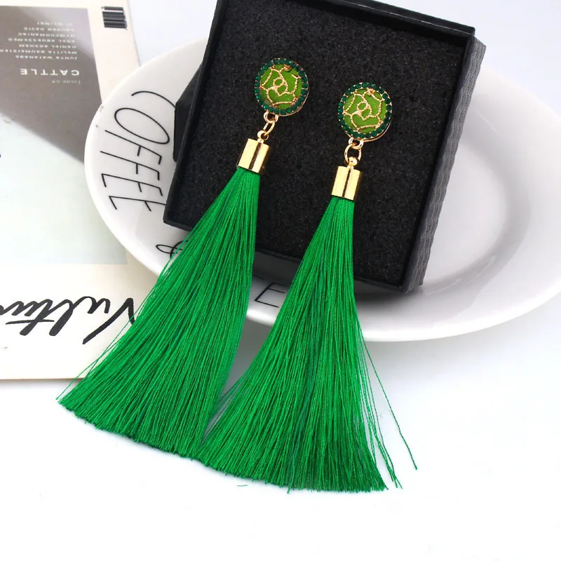 European and American fashion model women exaggerated long temperament rose flower tassel earrings women
European and American fashion model women exaggerated long temperament rose flower tassel earrings women