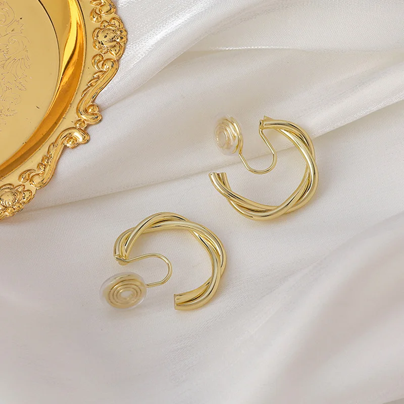Korea Style Gold Color C Shape Clip on Earrings for Women Party Birthday Popular Rubber No Pierced Earrings Ear Clip 2021
Korea Style Gold Color C Shape Clip on Earrings for Women Party Birthday Popular Rubber No Pierced Earrings Ear Clip 2021