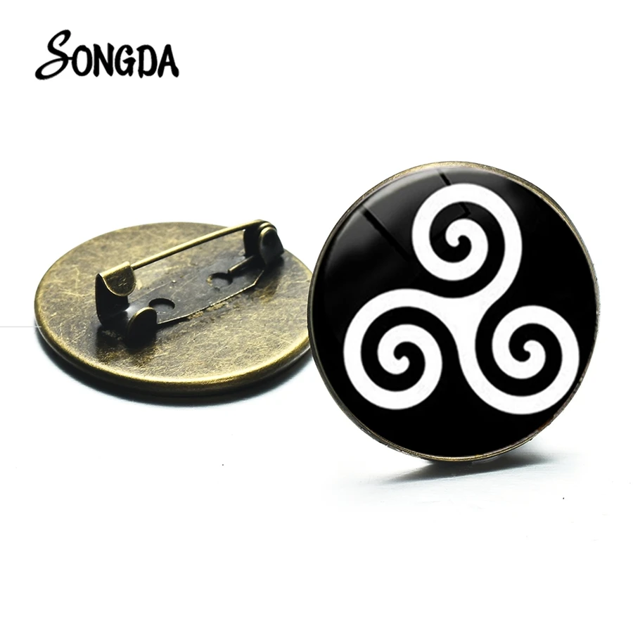 New Arrival Teen Wolf Symbol Brooches Bronze Plated Vintage Triskele Triskelion Allison Amulet Brooch Collar Pins
New Arrival Teen Wolf Symbol Brooches Bronze Plated Vintage Triskele Triskelion Allison Amulet Brooch Collar Pins