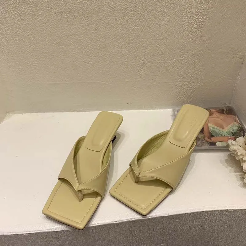 Summer square head design sense, close the feet and cover the flesh, pure color high-heeled flip flops high-heeled sandals 
Summer square head design sense, close the feet and cover the flesh, pure color high-heeled flip flops high-heeled sandals