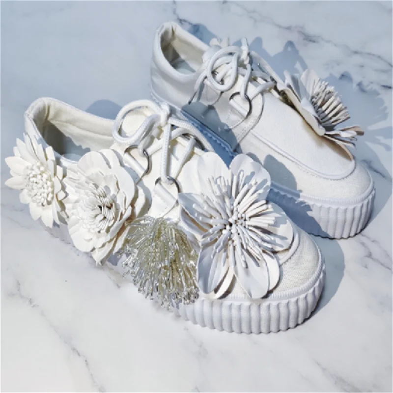 2021 new summer flowers casual shoes fashion canvas shoes thick-soled women's lace-up Korean white shoes
2021 new summer flowers casual shoes fashion canvas shoes thick-soled women's lace-up Korean white shoes