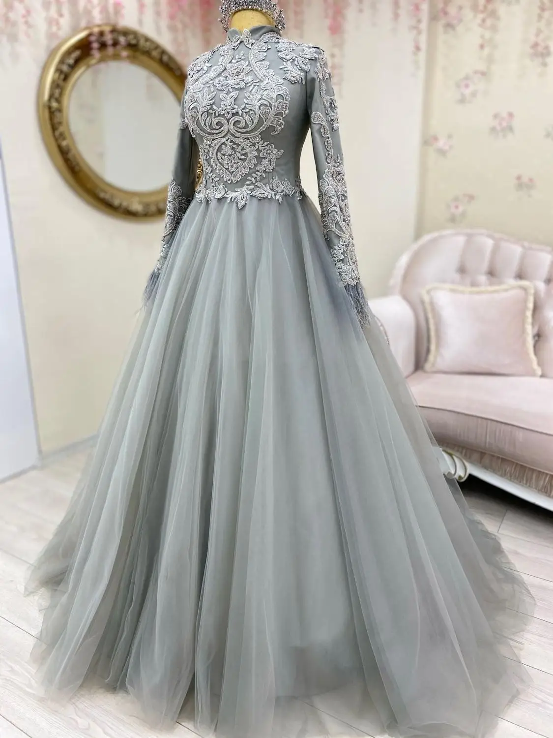 Luxury Appliques Muslim Prom Dress 2021 Crystals Feather High Neck Long Sleeve Saudi Arabic Evening Formal Party Gowns
Luxury Appliques Muslim Prom Dress 2021 Crystals Feather High Neck Long Sleeve Saudi Arabic Evening Formal Party Gowns